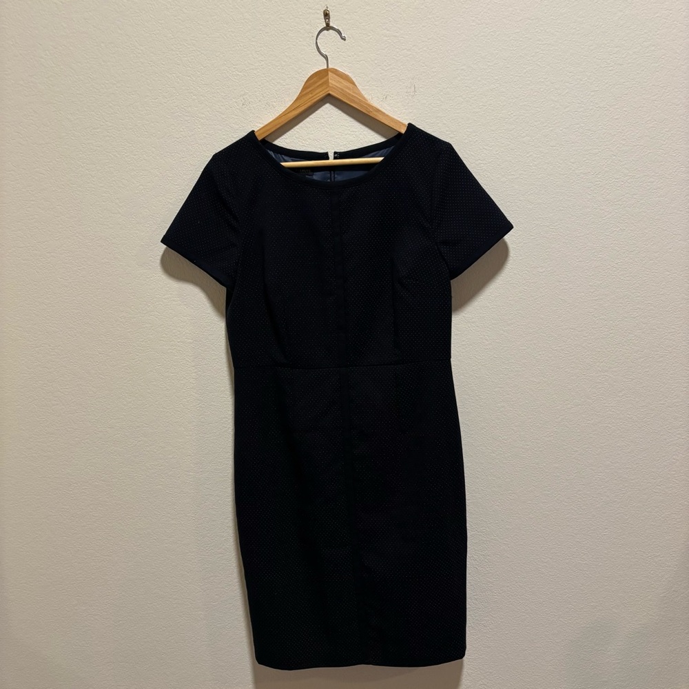 Elegant Black Short-Sleeve Sheath Dress dot pattern